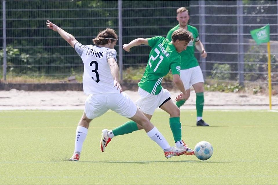 Ein Jahr zurück, Saisonfinale 2025: Finthens Donat Bodog (in Weiß) versucht gegen Niersteins Dominik Takken an den Ball zu kommen. Archivfoto: Stefan Sämmer/sfs Ein Jahr zurück, Saisonfinale 2025: Finthens Donat Bodog (in Weiß) versucht gegen Niersteins Dominik Takken an den Ball zu kommen. Archivfoto: Stefan Sämmer/sfs