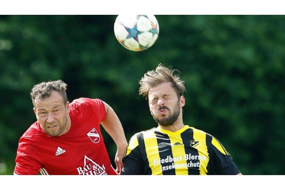 Wenig Mühe hatte der SV Sulmetingen (r. Albert Gashi) beim 5:0-Sieg gegen die TSG Achstetten (l. Lars Thiel). Foto: Volker Strohmaier