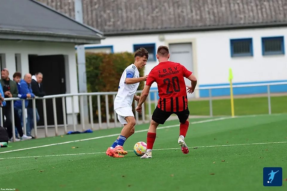 Maxim Zajcev ( SSV Weilerswist) li. im Zweikampf mit Dennis Becker ( TB - SV Füssenich  - Geich ) re.