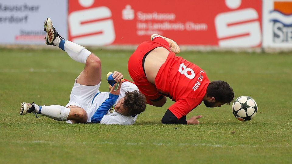 Der 1. FC Rötz (in Rot) muss den Gang in die Kreisklasse antreten.