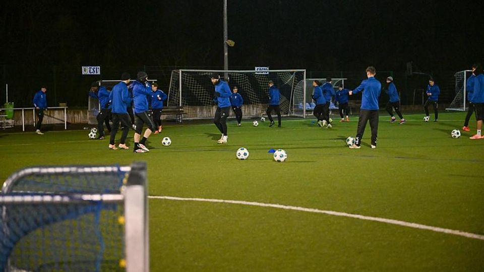Viel Betrieb auf dem Trainingsplatz herrschte zum Auftakt der fußballspezifischen Vorbereitung des TSV Gau-Odernheim  am Dienstagabend.	Foto: Mirco Metzler / pakalski-press