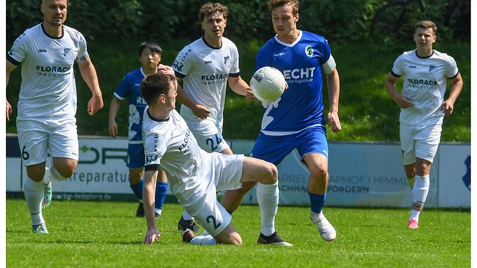 Im Fallen kann sich Schafhausens Michael Peschel gegen Jannis Dublin (in Blau) durchsetzen.