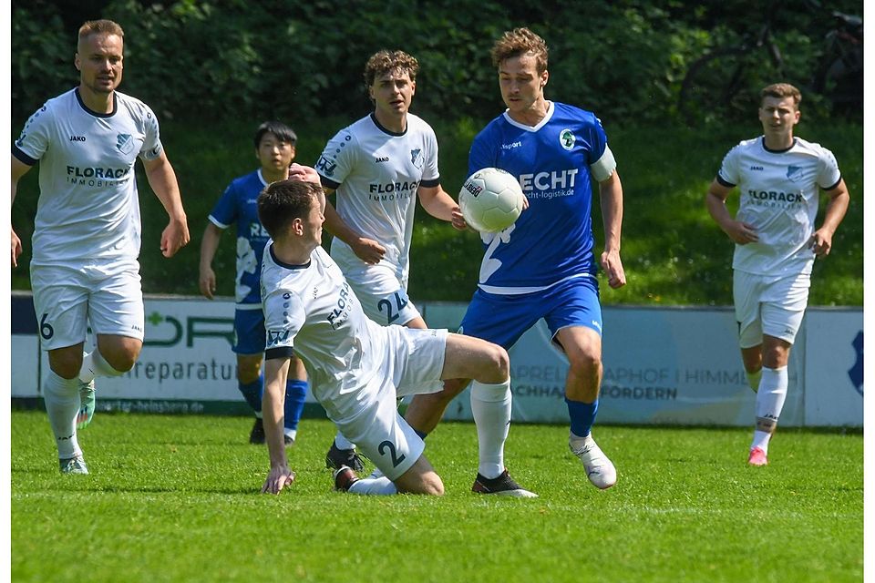 Im Fallen kann sich Schafhausens Michael Peschel gegen Jannis Dublin (in Blau) durchsetzen.