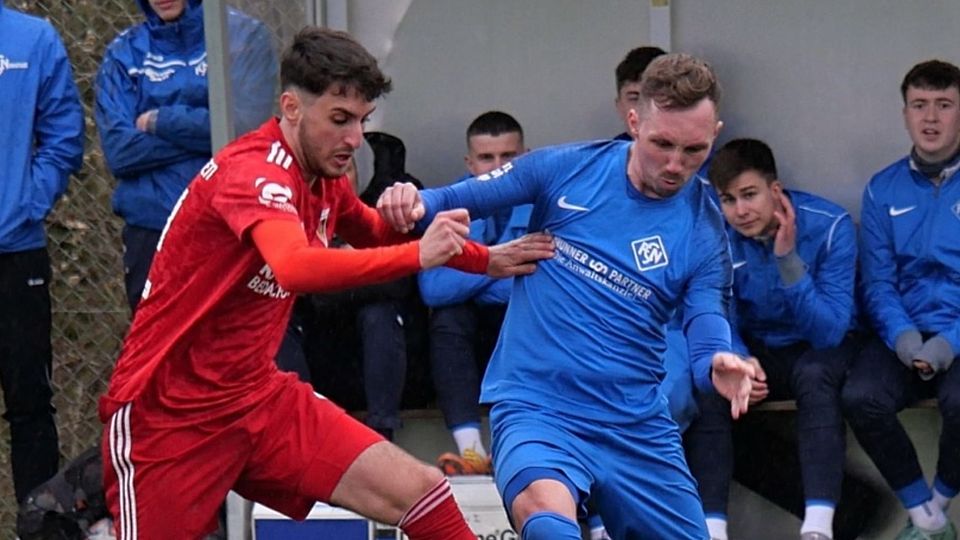 Niklas Ekert (r.) beim Ausüben seiner großen Leidenschaft in einem Landesligaspiel gegen den FC Überlingen. 