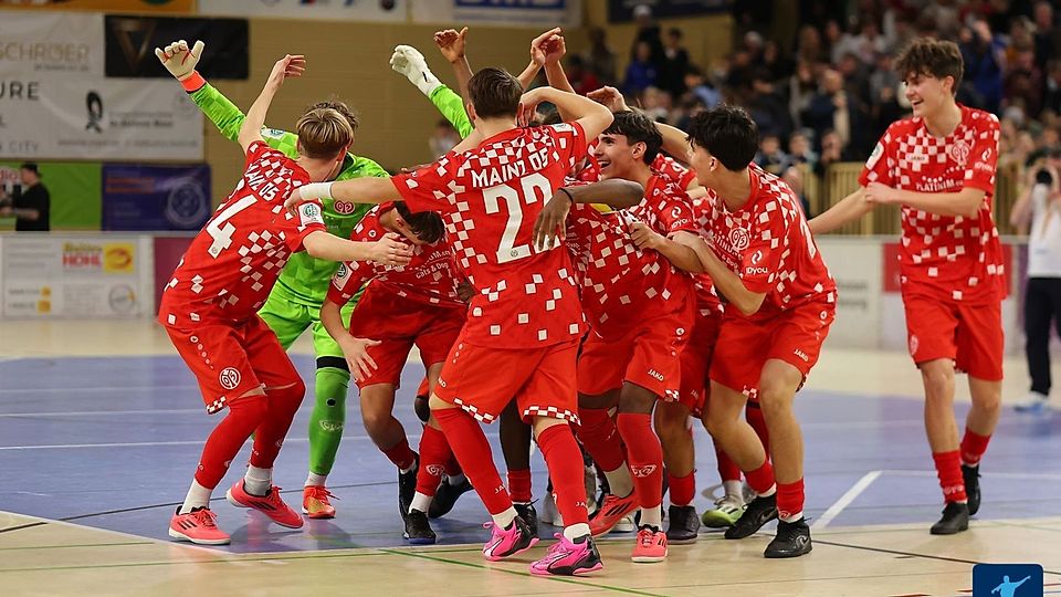 Die U17 des FSV Mainz 05 bejubelt den Titel des 30. Liliencups in der Sporthalle am Platz der deutschen Einheit in Wiesbaden.