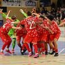 Die U17 des FSV Mainz 05 bejubelt den Titel des 30. Liliencups in der Sporthalle am Platz der deutschen Einheit in Wiesbaden.