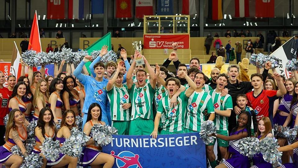 Die Talente von Rapid Wien zelebrieren ihren Erfolg beim U17-Liliencup der Spvgg. Sonnenberg.	Foto: Jörg Halisch