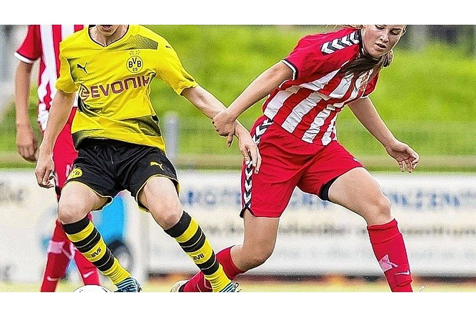 Als einziges Mädchen duellierte sich Eichedes   Friederike Nagorny (re., hier gegen Dortmunds Leon Mameoov)  beim eigenen Blitzturnier mit dem  U15-Nachwuchs namhafter Bundesliga-Clubs. fxk