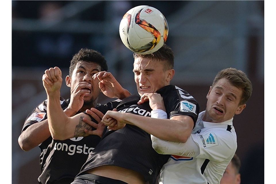 Jeremy Dudziak (v.l.) und Philipp Ziereis vom FC St. Pauli kämpfen mit Freiburgs Immanuel Höhn um den Ball. Foto:dpa