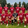 Die neuen Kicker des TV Schierlng mit Abteilungsleiter Holger Bursian (stehend links), Chefanweiser Dominik Salzberger (stehend rechts) und Co-Trainer Stefan Holz (stehend zweiter von rechts) 