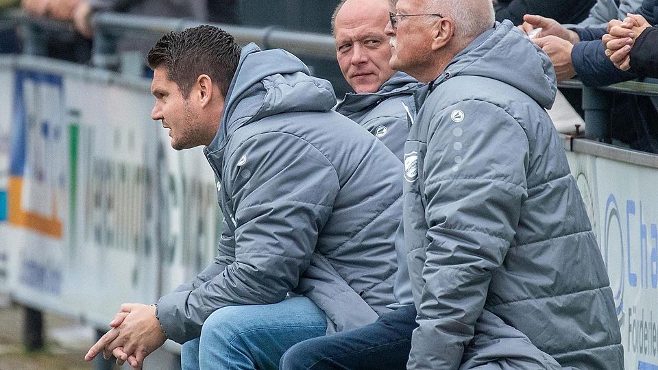 Alles im Blick: Eintrachts Trainer Dennis Buchholz (Mitte).