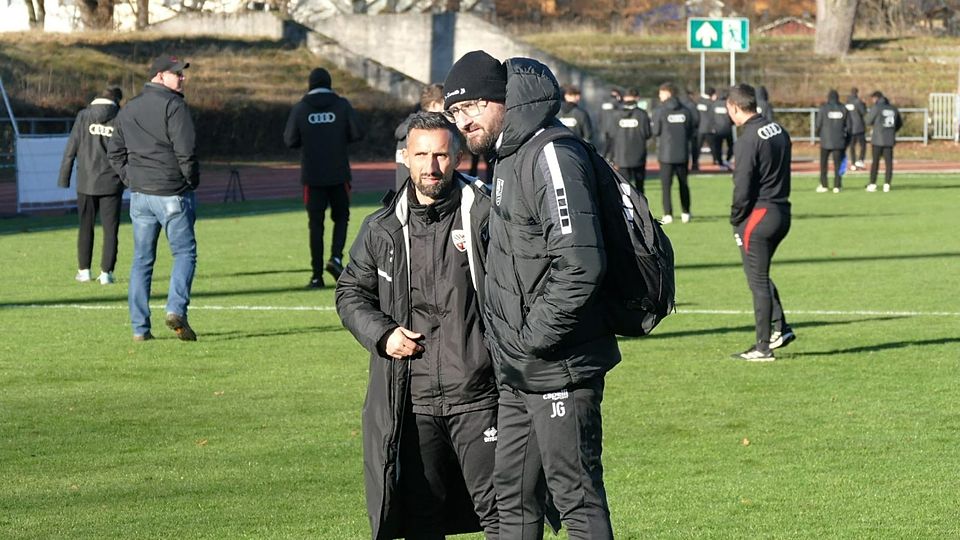 Ihr Blick spricht Bände: Ingolstadts Oliver Gorgiev (links) und Domreiter Jan Gernlein bei der Platzbegehung am Samstag, bevor das Spiel kurzfristig abgesagt worden ist.