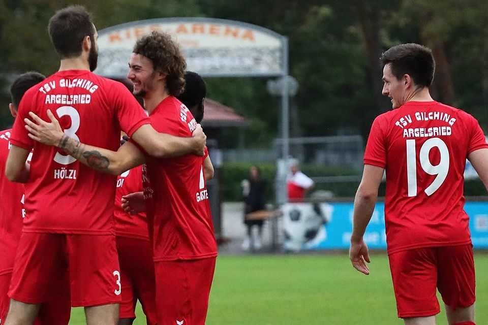 Endlich wieder über einen Sieg jubeln wollen Sommer-Neuzugang Jonathan Krukow (r.) und der TSV Gilching.