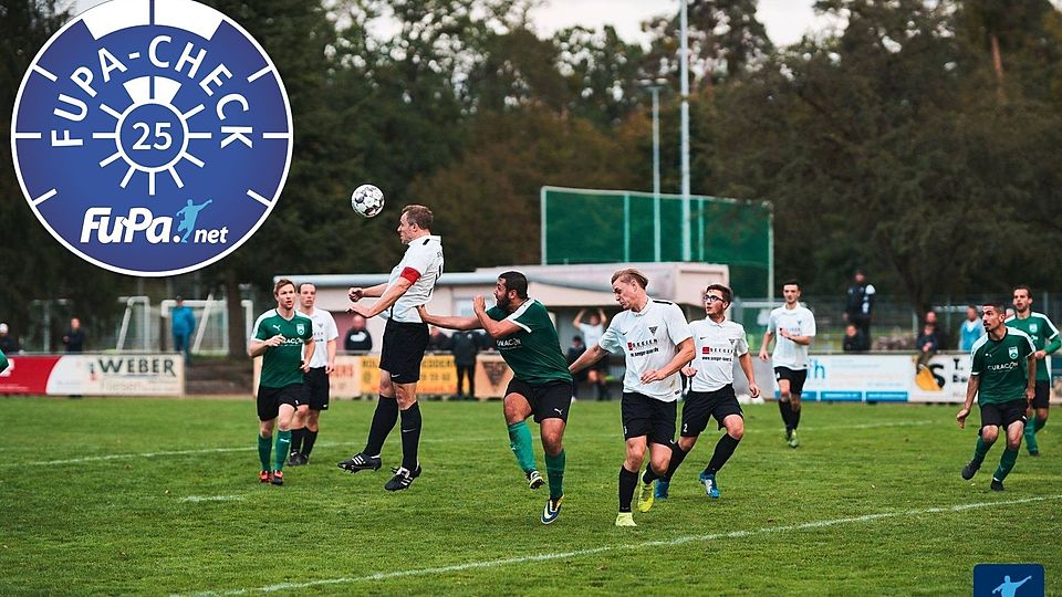 Urgestein Sebastian Metz (weißes Trikot) steigt hoch zum Kopfball. DIese Saison kämpft er mit seiner SSG EInhausen um den Klassenerhalt in der KOL Bergstraße.