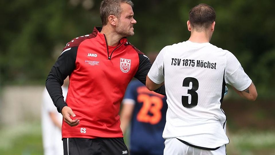 TSV-Trainer Christian Stapp gibt Pascal Tschepke Anweisungen. In der Kreisoberliga läuft es für die Höchster bisher rund.	Foto: Joaquim Ferreira