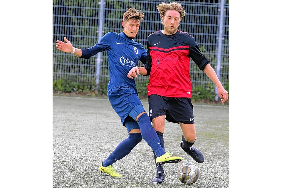 Kronsfordes Nick Jahnke (blau) fährt gegen Niklas Jessen das lange Bein aus. Jürgensen