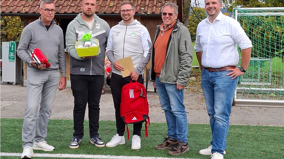 Frank Bossert (erster Vorsitzender TSV Rudersberg), Kevin Herbst (Abteilungsleiter Fußball TSV Rudersberg), Sebastian Pfuhl, Siegfried Trittner (Bezirksvorsitzender Fußballbezirk Rems/Murr/Hall), Raimon Ahrens (Bürgermeister Rudersberg) 