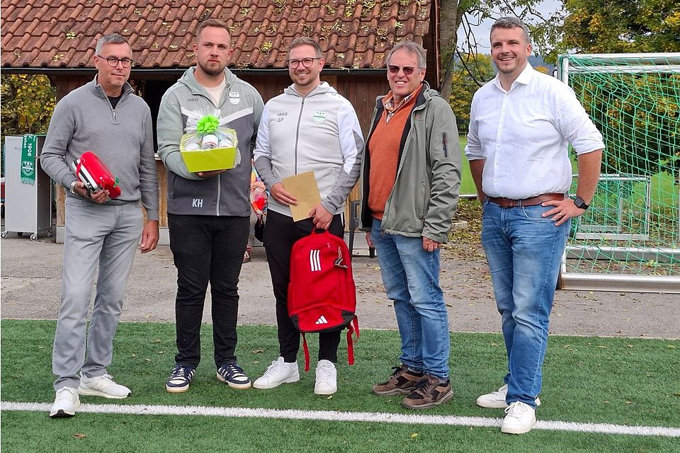 Frank Bossert (erster Vorsitzender TSV Rudersberg), Kevin Herbst (Abteilungsleiter Fußball TSV Rudersberg), Sebastian Pfuhl, Siegfried Trittner (Bezirksvorsitzender Fußballbezirk Rems/Murr/Hall), Raimon Ahrens (Bürgermeister Rudersberg) Frank Bossert (erster Vorsitzender TSV Rudersberg), Kevin Herbst (Abteilungsleiter Fußball TSV Rudersberg), Sebastian Pfuhl, Siegfried Trittner (Bezirksvorsitzender Fußballbezirk Rems/Murr/Hall), Raimon Ahrens (Bürgermeister Rudersberg)