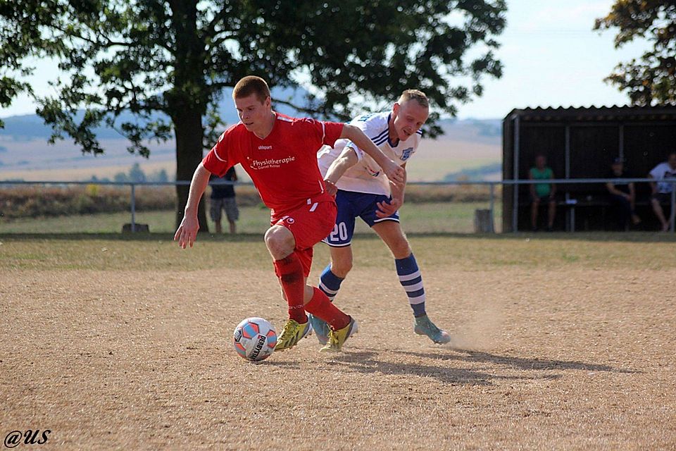 Nach dem Erfolg gegen Brachstedt begrüßt Emseloh (in rot) am Samstag Merseburg 99  F: Schmidt