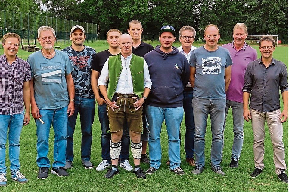Die Jubilare des FC Bissendorf mit Bürgermeister Guido Halfter (Vierter von rechts) sowie Daniel Hüsemann (links) und Lutz Pullwitt (rechts) aus dem Vorstand.