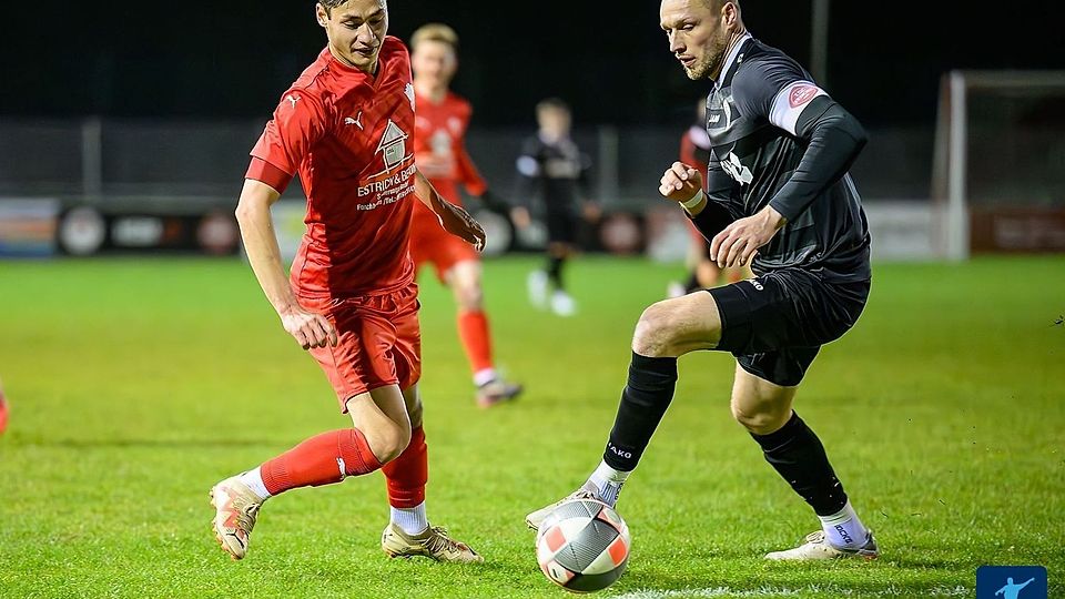 Der 1. SC Feucht um Kapitän Jannik Schneider (re.) hofft auf eine Überraschung in Erlangen.
