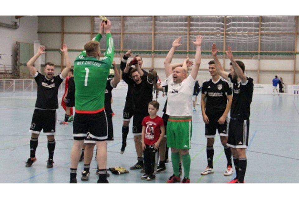 Der Ostliga-Cup-Sieger: Der BSV Schwarz-Weiß Zaatzke schnappt sich die Trophäe. Foto: Gunnar Reblin/Stephan Ellfeldt