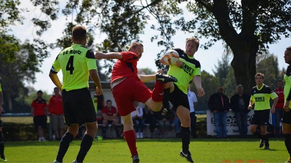 Eine sinnbildliche Szene: Die Vertretungen des KSC 1864 Leipzig III und der SG Räpitz schenkten sich in der ersten Runde des Stadtpokals nichts. Am Ende setzten sich die favorisierten Gäste mit 7:3 nach Verlängerung durch. F: Vereinsarchiv KSC Leipzig