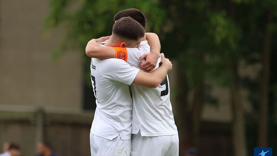 Fußball-Wahnsinn an der Waldstraße: Die SG Germania besiegte Oberliederbach in der Verlängerung mit 2:1.