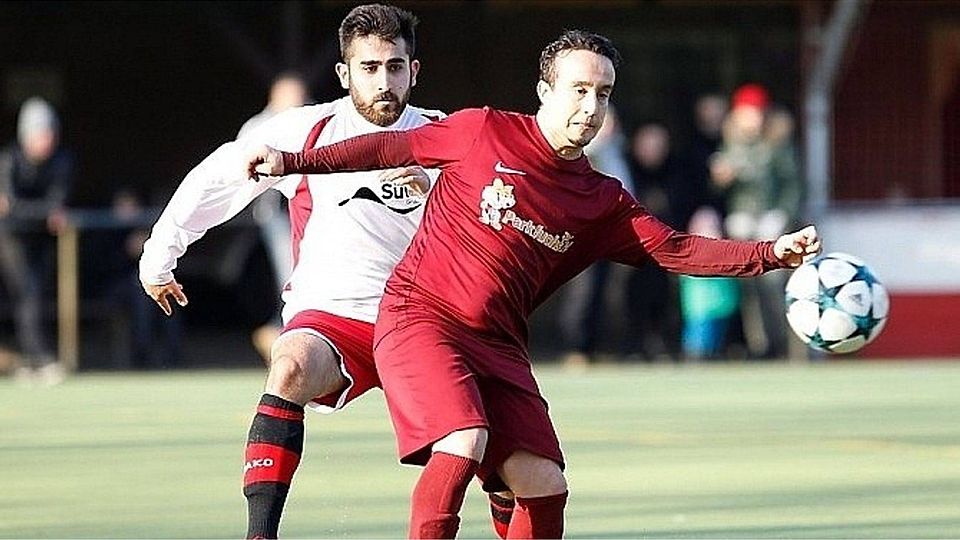 Im Derby setzte sich der Türk FC Hattersheim (vorne) knapp mit 3:2 bei Germania Okriftel durch. F: Lorenz