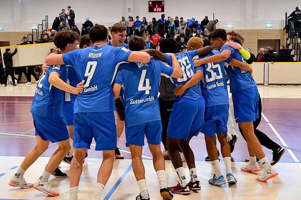 Sieger-Kreis: Das Schott-Team jubelt nach dem Endspielerfolg. Foto: Kristina Schäfer Sieger-Kreis: Das Schott-Team jubelt nach dem Endspielerfolg. Foto: Kristina Schäfer