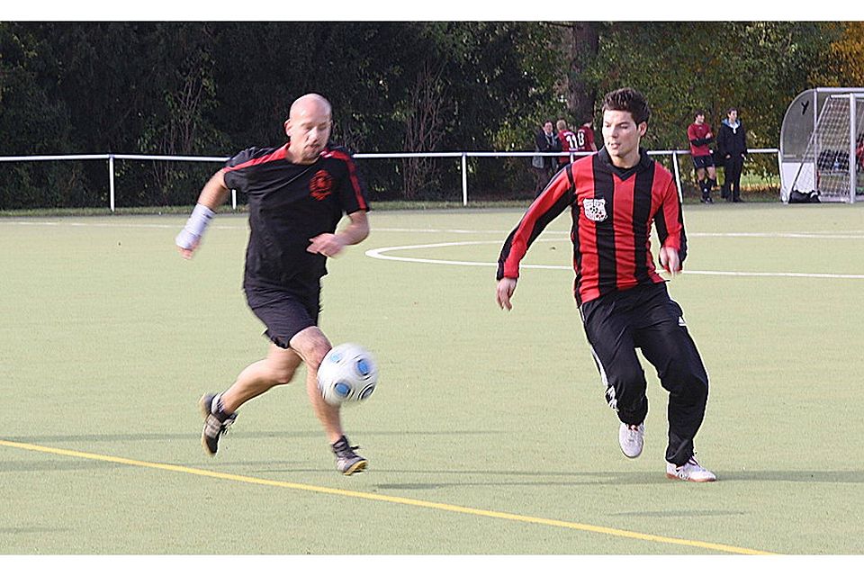 Maxi Seegerer (re.) sichert Catenaccio mit einem Hattrick die Meisterschaft. F: Markus Giesecke Maxi Seegerer (re.) sichert Catenaccio mit einem Hattrick die Meisterschaft. F: Markus Giesecke