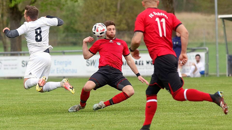 FC Eichenau (hier in rot gegen den FC Aich) geht gegen den SV Mammendorf unter.
