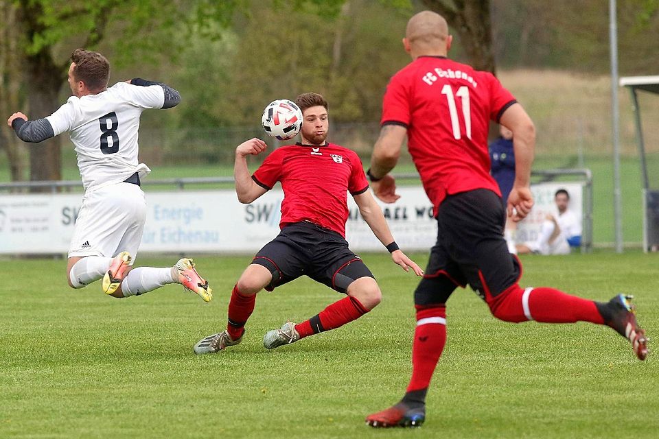 FC Eichenau (hier in rot gegen den FC Aich) geht gegen den SV Mammendorf unter.