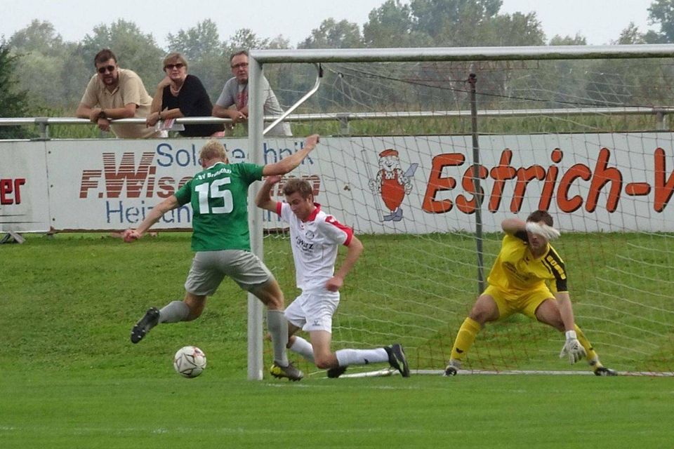 Brunnthals Michael Demmel trifft im Hinspiel gegen den SV Raisting zum 1:0 Endstand.