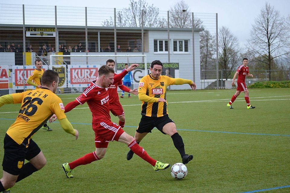 Die Kicker der TSG Backnang (rote Trikots) wollen in der Erfolgsspur bleiben. F: Steffen Ziesche | 1.FC Heiningen