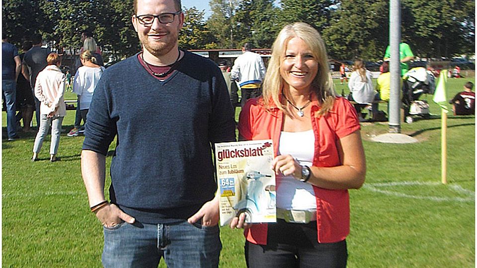 Die Vorsitzende des TSV Herbertshofen Petra Pohl (rechts) und Johannes Glas von der Fußballabteilung mit der Lotto-Zeitschrift , in der die Teilnahme des TSV am BR1-Kick-Tipp angekündigt wurde.	F.: Ernst Dittrich