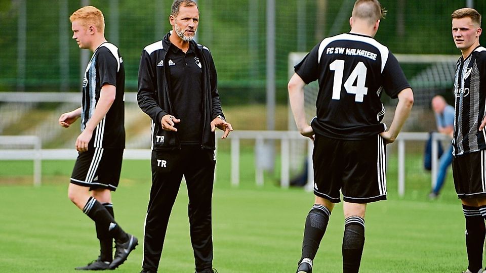 Trainer Carsten Merhof (Mitte) und die FCK-Zweite treffen im Derby auf die Bramscher Reserve. 