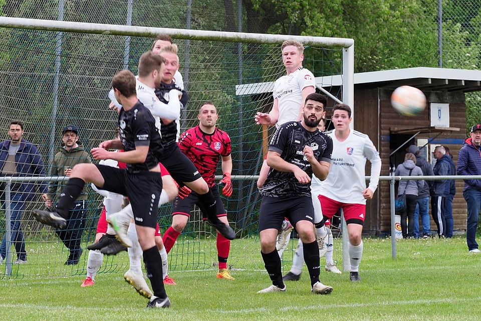 Dicke Luft vor dem Tor von Bachtal-Keeper Maximilian Ackermann (Mitte). Alban Nuraj (Zweiter von rechts) glich beim 2:2 zweimal für den FC Lauingen aus.