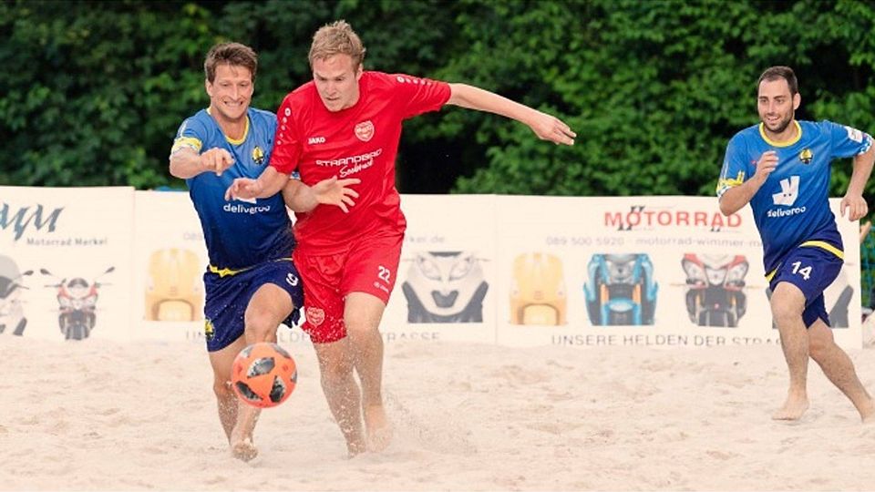 Tobias Wimmer (rotes Trikot) in einem hart umkämpften Duell im Derby zwischen den BSC Beach Boyz Waldkraiburg und den Bavaria Beach Bazis aus München. Foto: Beach Boyz