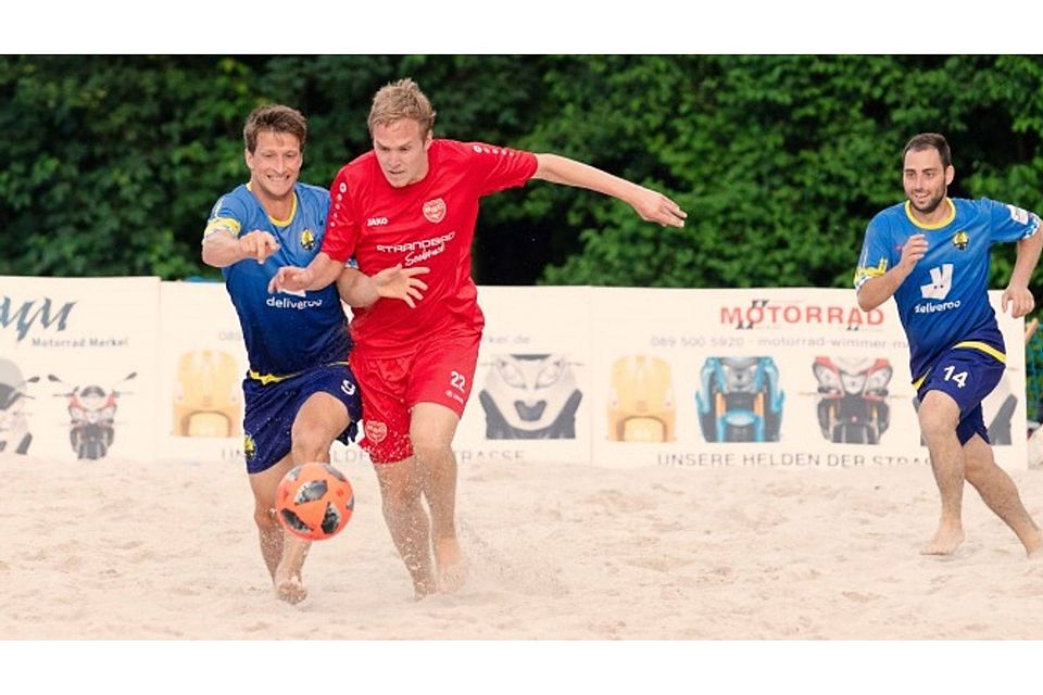 Tobias Wimmer (rotes Trikot) in einem hart umkämpften Duell im Derby zwischen den BSC Beach Boyz Waldkraiburg und den Bavaria Beach Bazis aus München. Foto: Beach Boyz