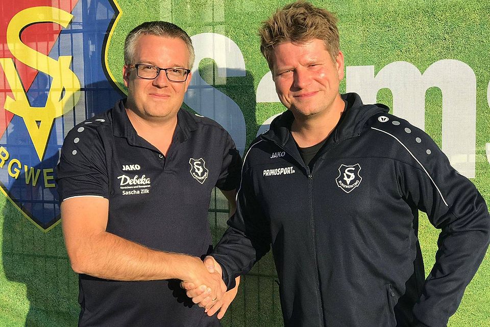 Abteilungsleiter Sascha Zilk (l.) begrüßt Benjamin Veith als neuen Cheftrainer in Burgweinting.