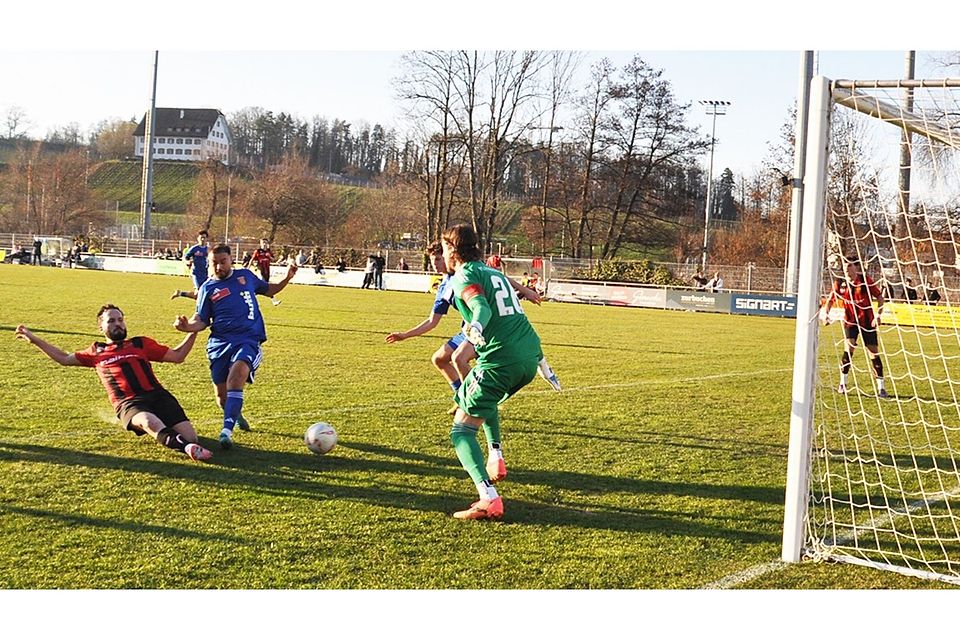 Stürmer Eren Öner veredelt einen WB-Traumangriff kaltblütig zum 3:0. 