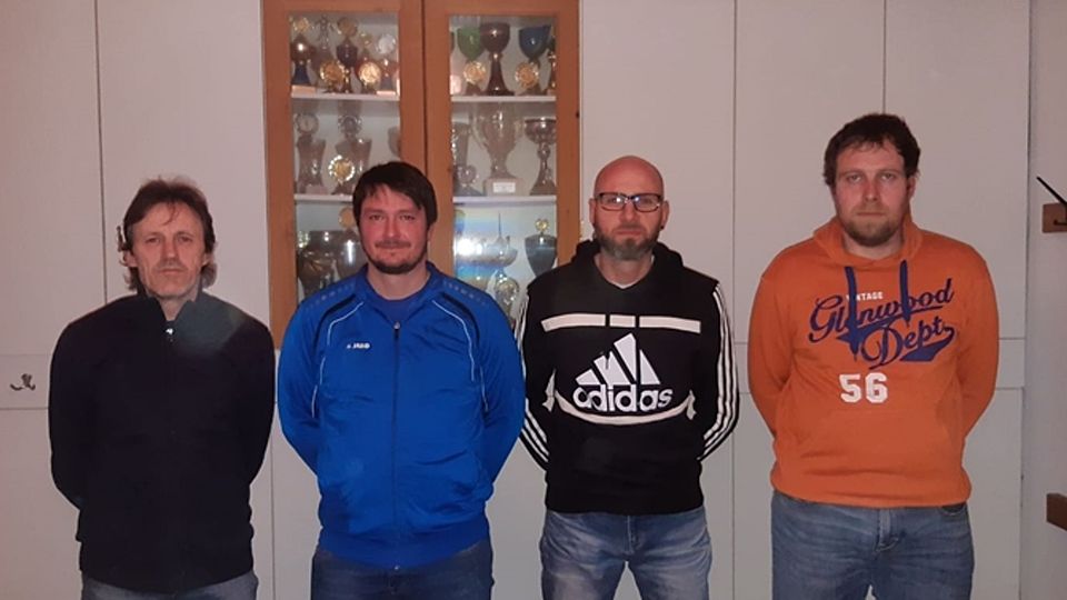 SV-Boss Matthias Lederer und die sportliche Leitung um Reinhard Breuherr und Franz Freimuth jun. (von rechts) wollen mit Paul Kolbeck (2. von rechts) dem Fußballbetrieb in Rittsteig eine neue Chance geben.