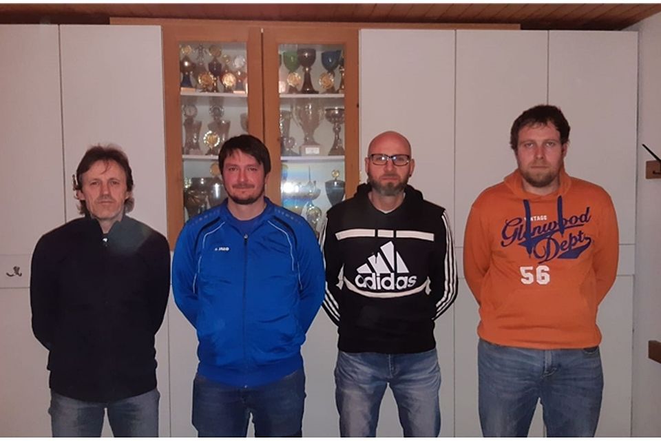 SV-Boss Matthias Lederer und die sportliche Leitung um Reinhard Breuherr und Franz Freimuth jun. (von rechts) wollen mit Paul Kolbeck (2. von rechts) dem Fußballbetrieb in Rittsteig eine neue Chance geben. SV-Boss Matthias Lederer und die sportliche Leitung um Reinhard Breuherr und Franz Freimuth jun. (von rechts) wollen mit Paul Kolbeck (2. von rechts) dem Fußballbetrieb in Rittsteig eine neue Chance geben.