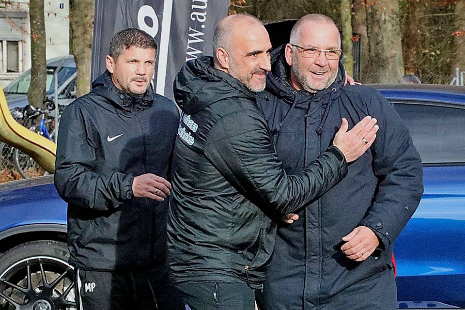 Piep, piep, piep – wir haben uns wieder lieb. Meitingens Trainer Pavlos Mavros staunt, wie gut sich die Abteilungsleiter Torsten Vrazic (TSV Meitingen) und Klaus Assum (TSV Gersthofen) schon vor Spielbeginn verstehen. Piep, piep, piep – wir haben uns wieder lieb. Meitingens Trainer Pavlos Mavros staunt, wie gut sich die Abteilungsleiter Torsten Vrazic (TSV Meitingen) und Klaus Assum (TSV Gersthofen) schon vor Spielbeginn verstehen.