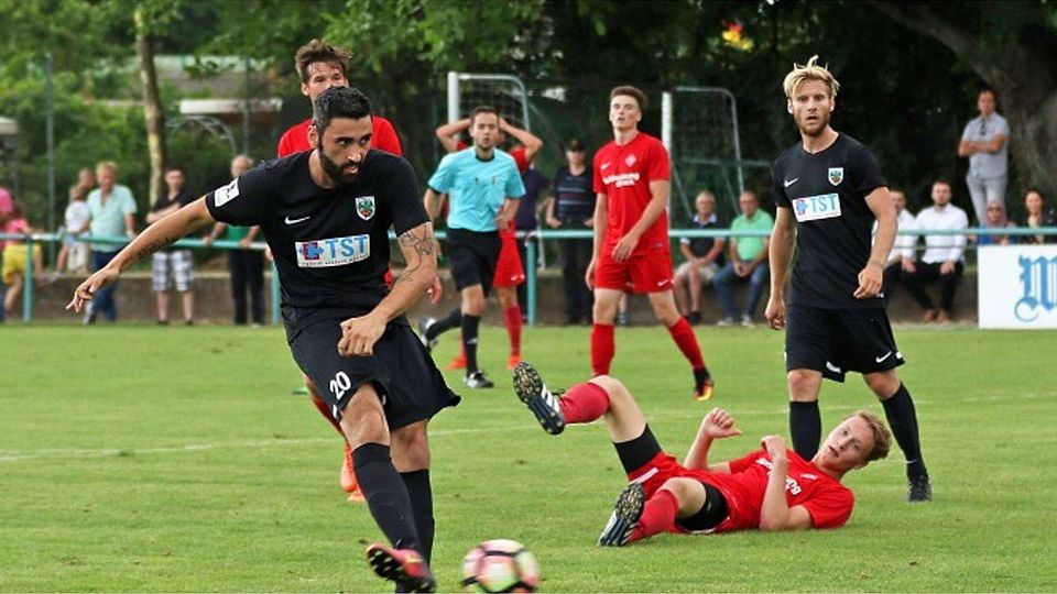 Zu viel Freiraum: Der in der Sturmspitze aufgebotene Ricky Pinheiro versenkt die Kugel zur Wormatia-Führung.