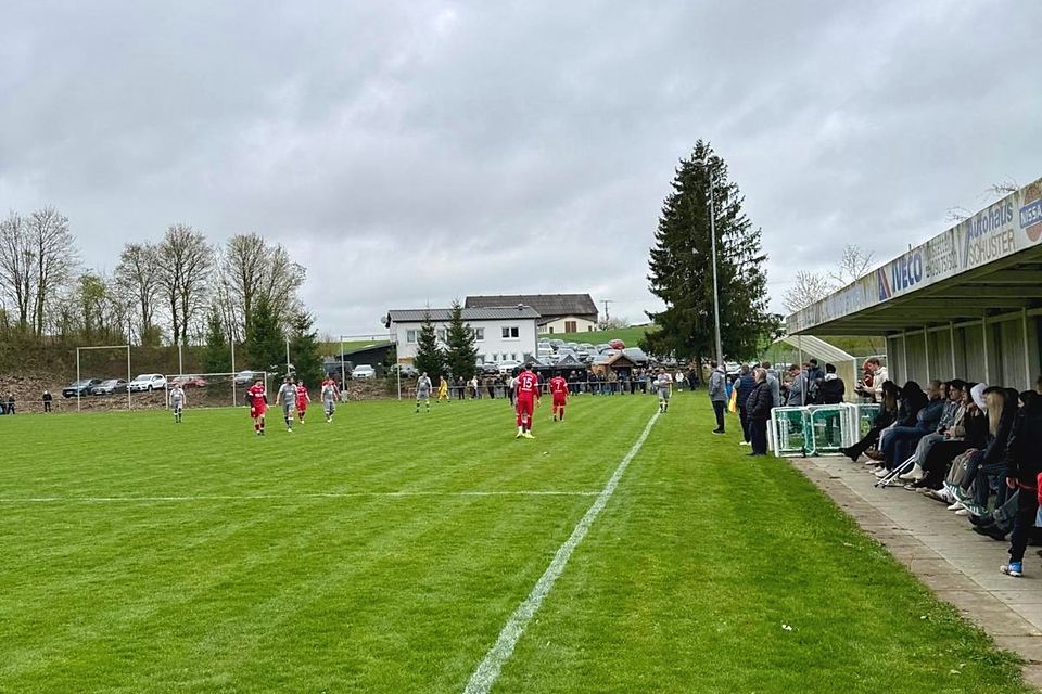 einige Zuschauer fanden den Weg nach Mönstetten und sahen sechs Tore des FCR!