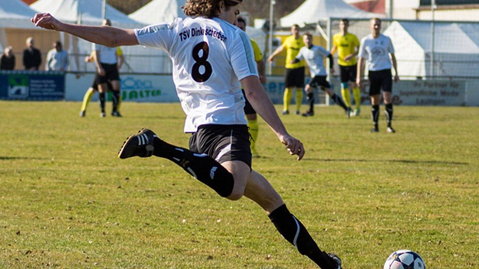Eine vorbildliche Schusshaltung legte Daniel Wiener bei diesem Freistoß kurz hinter der Mittellinie an den Tag. Ob der Ball aus rund 50 Metern direkt ins Tor gegangen ist oder von einem Lauinger Spieler ins eigene Netz befördert wurde - darüber scheiden sich die Geister.  Foto: Manuel Schmidt