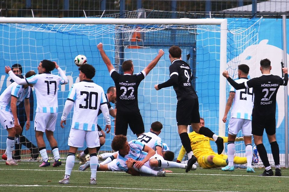 Der Treffer von Simon Gruber (verdeckt) zum 1:2 sorgte für Jubel bei den Nördlingern mit Alexander Schröter (22), Jan Reicherzer (9) und Nico Schmidt (27).