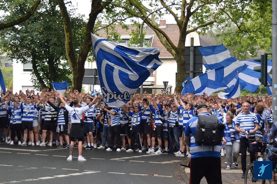 MSV-Fans beim Marsch vor dem Spiel gegen Türkspor Dortmund in der Regionalliga West.